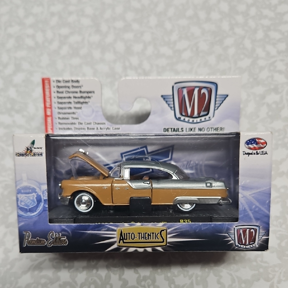 M2 Machines 1955 Pontiac Star Chief Premium Die-cast Car R35 15-71